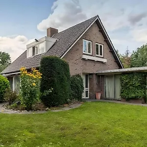 Accommodatie bij particulieren Ground Floor And Twin Bedroom In Luxurious With Beautiful Garden Very Near Tue And Centre Eindhoven